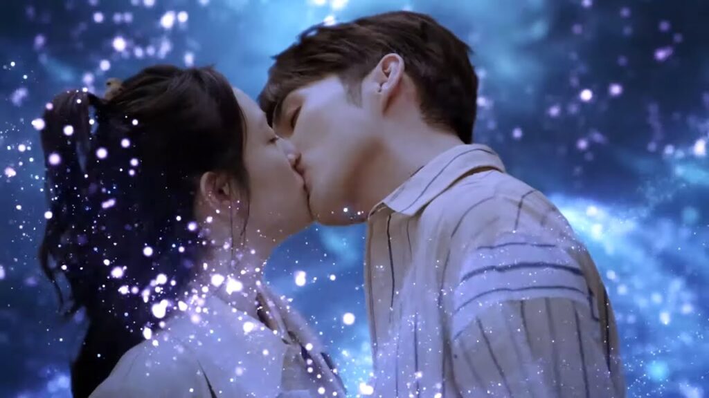 يتمسك الوسيم عمدًا بفتاته للتحدث يقبلها | مشهد من "‫هنا نلتقي ثانية"