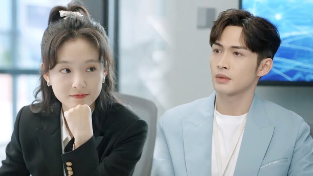 تغازل البطل أمام الجميع فيحمر خجلًا يهرب بعد سماع هذا | مشهد من مسلسل "‫هنا نلتقي ثانية"