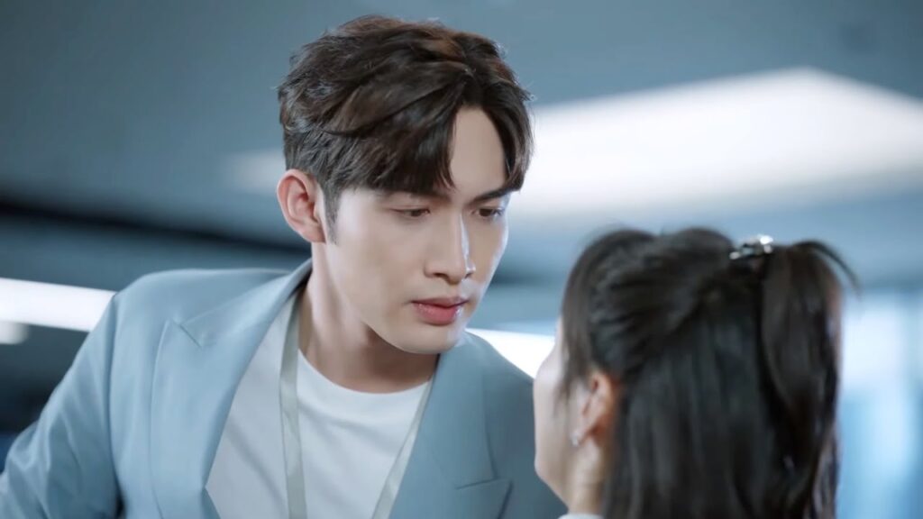 فشلت في أن تجذب حبيبها فسقطت ولكن لحسن الحظ أمسك بخصرها ووضعها بين ذراعيه💖مشهد من “هنا نلتقي ثانية” فشلت في أن تجذب حبيبها فسقطت ولكن لحسن الحظ أمسك بخصرها ووضعها بين ذراعيه💖مشهد من "هنا نلتقي ثانية"