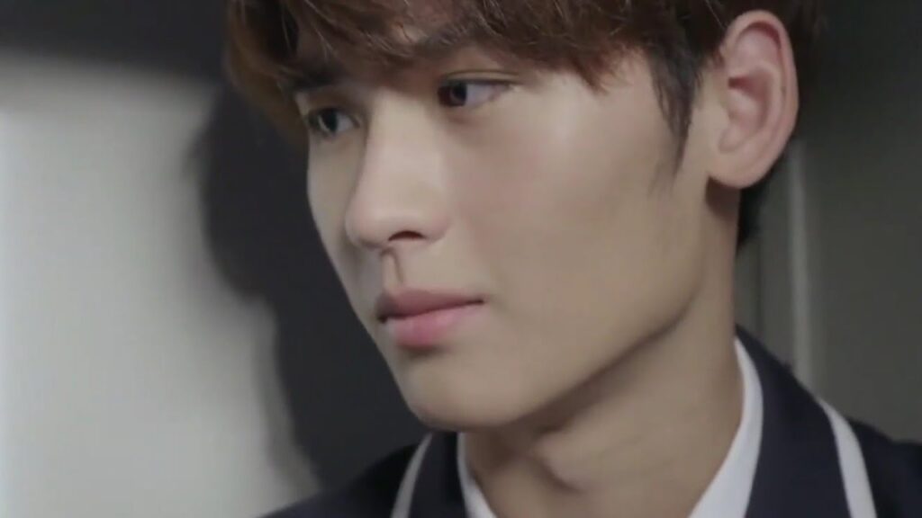 تغلق عليها الخرانـة وهي برفقـة الطالب الوسيم  ( مراقبة الصف )