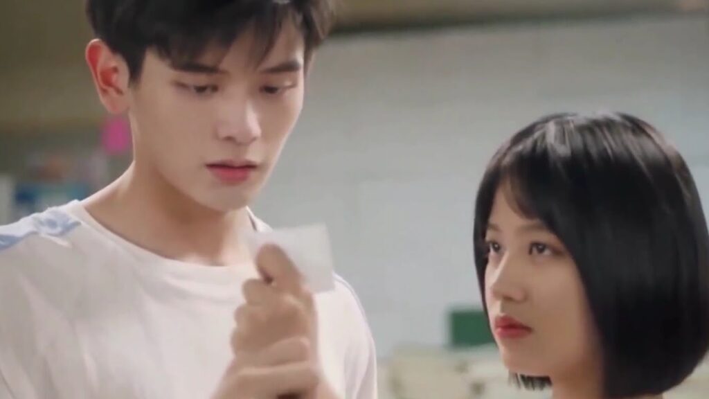 لا تريده ان يرى صورتها فيمسك يـدها فجأة ( لا تغادر بعد المدرسة )