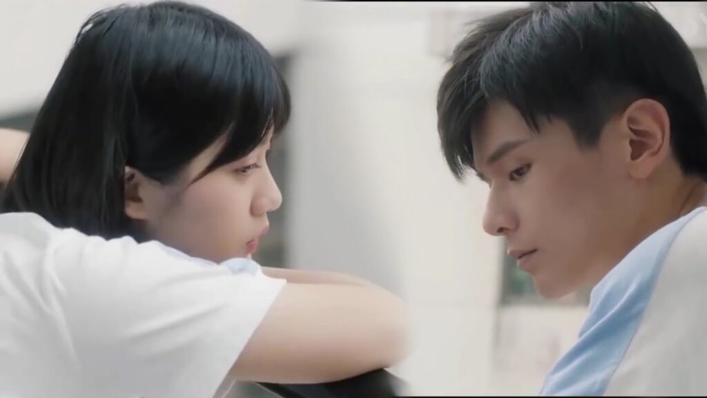 تلوم نفسها لانها لم تتمكن من مساعدة صديقها , لكنه يأتي ويخفف عنها( لا تغادر بعد المدرسة )