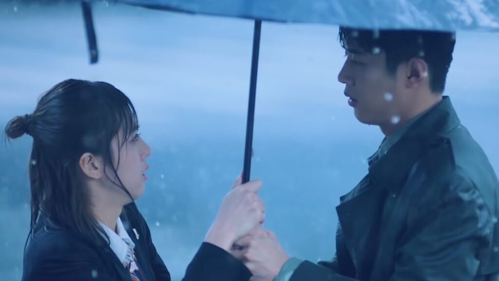 طرد الرئيس فتاته في غضب لكنه لم يستطع تجنب المطر الغزير لاصطحابها شخصيا | مشهد من مسلسل "حبك ينيرني"