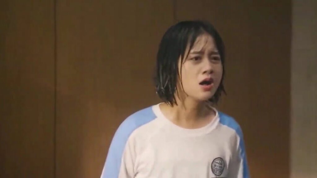 تدخل الحمام فيتم رميها بالماء القذر , لانها صديقة الشاب الوسيم ( لا تغادر بعد المدرسة )