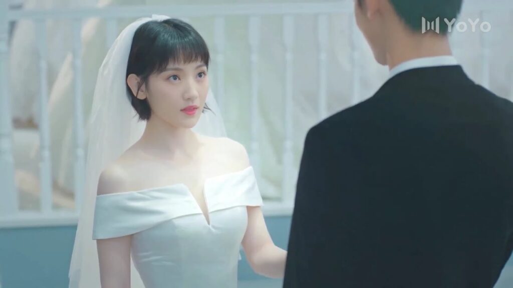 يراها وهي ترتدي ثوب الزفاف , فينصدم و لا يعرف ماذا يقول ( صوتك جميل )