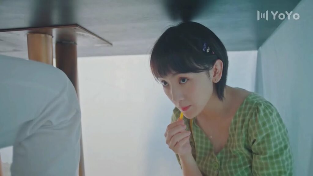 حبيبتـه تختبأ تحت الطاولة لكي لا تراها والدته  ( صوتك جميل )