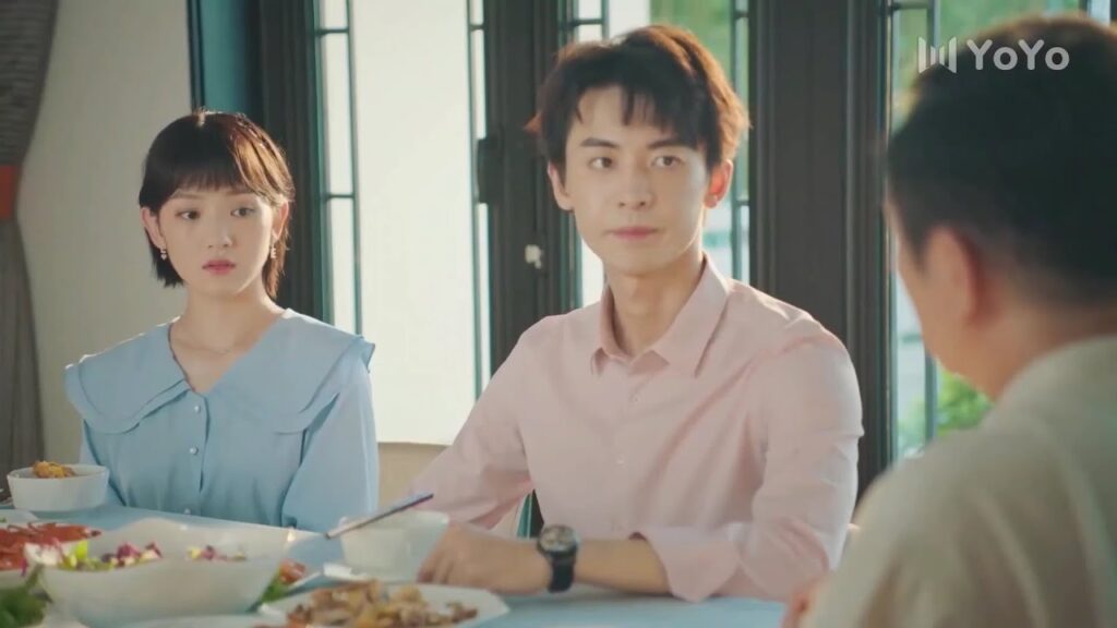 يعترض والده على علاقتهما و لا يعجبـه عمل حبيبتـه ( صوتك جميل )