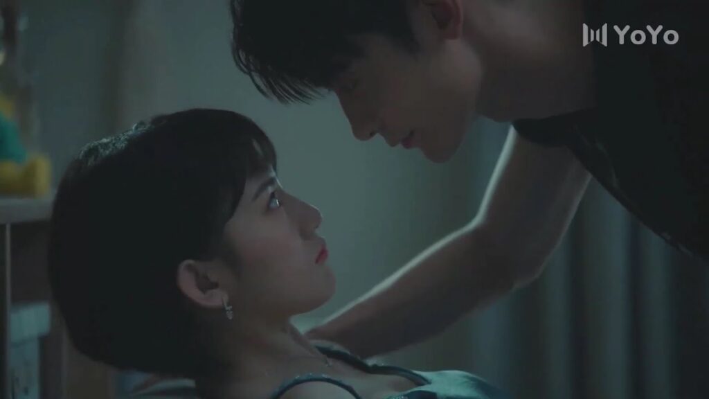 انا قلق على فتاة مثلك ان تعيش في هذا منزل بمفردها  ( صوتك جميل )