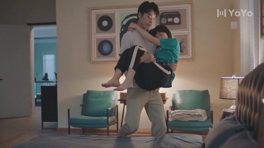 يحملها ويجعلها تنام في سريره  ( صوتك جميل )