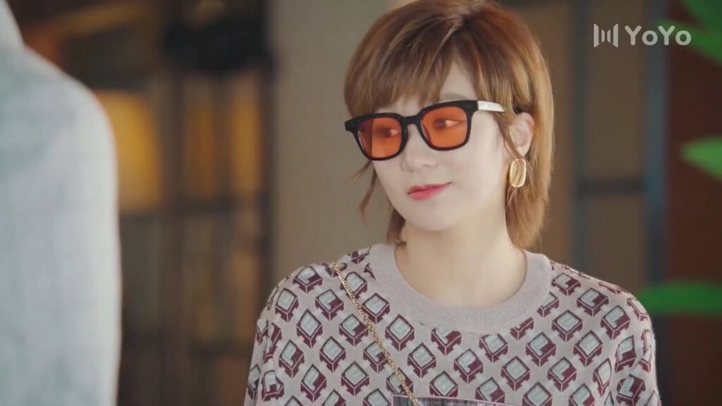 تذهب الى موعد مديرها وتفسده , لانها تحبـه وتريده ان يكون حبيبها  ( صوتك جميل )