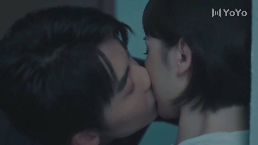 دعيني اطفأ الاضواء , واياك ان تهربي مني  ( صوتك جميل )