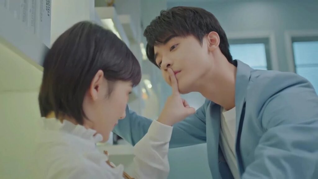 يدفعها نحو الحائط و يتلاعب بقـلبها ( صوتك جميل )