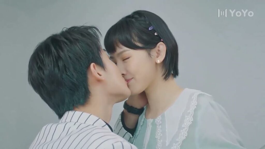 تصعد السلم وتصبح بمستوى نظره فيستغل الفرصـة ويقبلها  ( صوتك جميل )