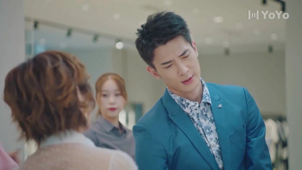 يأخذها الى المتجر لشراء الملابس وفي لحظة دفع المال يتهرب  ( صوتك جميل )