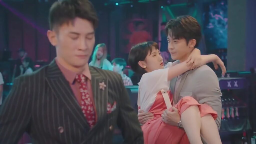 يتصل بصديقـه لكي يأتي ويأخذها , ويتخلى عن مشاعره اتجاهها  ( صوتك جميل )