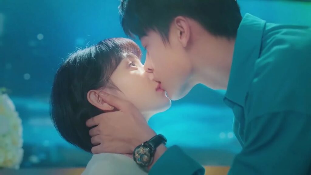 يقبـلها في المطعم لان شفتيها مثيرة  ( صوتك جميل )