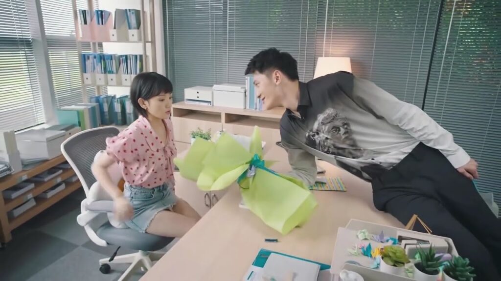 يعطيها الورد ويقول لها اذا لا تريدين الورد فومـي برميـه انتي  ( صوتك جميل )