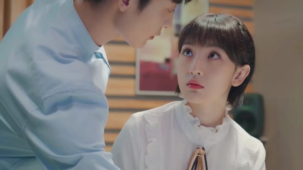 يقترب منها ليعلمها , لكن يصبح الوضع محرج فجأة ( صوتك جميل )