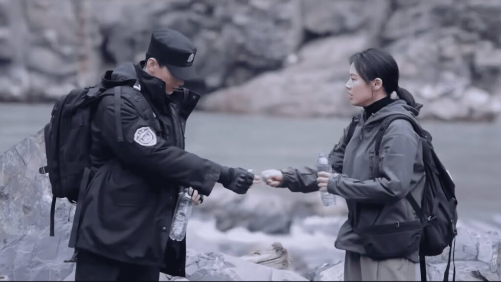 يترك آخر طعام لفتاته، ولا يسعى للحبيبان إلا النظر إلى بعضهما البعض بصمت | مشهد من مسلسل أنت بطلي