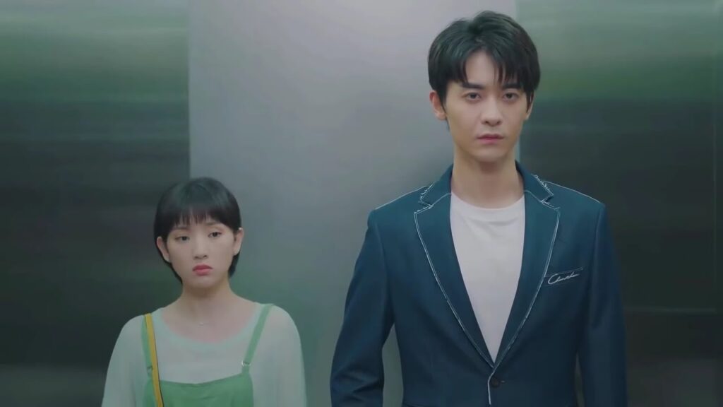 تكتشف بأن رئيسها هو الذي اصدم بها و رمى النقود عليها  ( صوتك جميل )