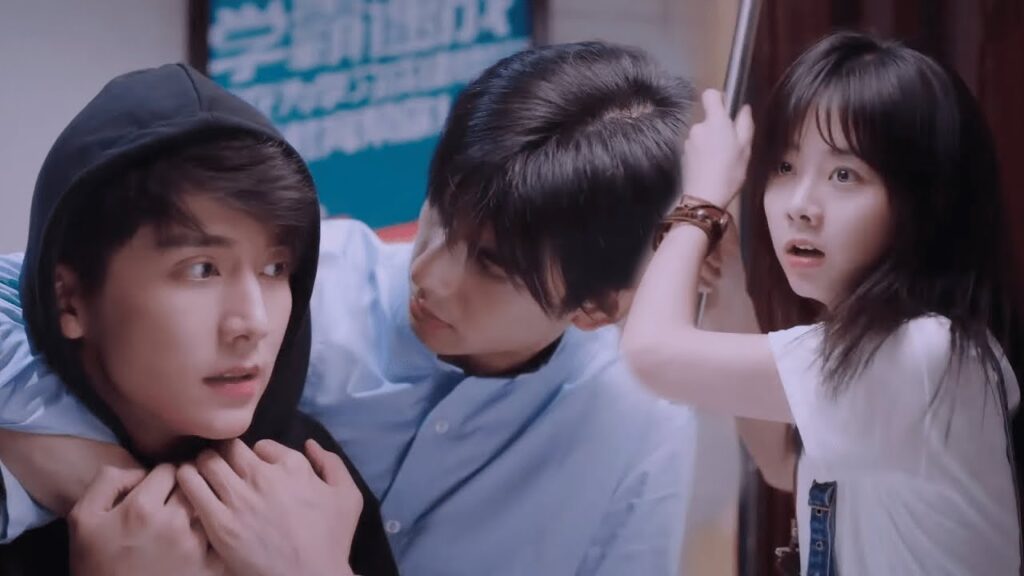 تقتحم فتاة غريبة فجأة منزله أثناء الاستحمام فتشاهده عاريًا تمامًا | مشهد من مسلسل انطلق