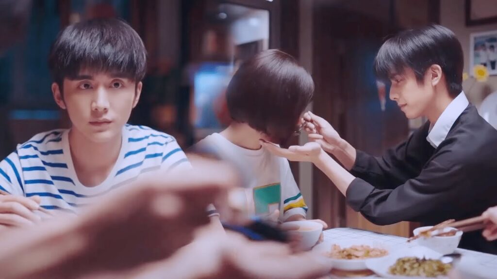 يطعمان بعضهما البعض بلطف على مائدة العشاء، لكن الثالث مرهق جدًا🙄مقطع رومانسي من "انطلق"