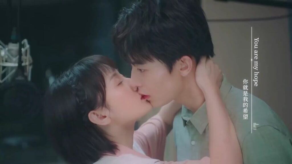 لا تنظر الي بإستصغار ايها الرئيس الحقير , و فجأة تسرق منه قبـلة ( صوتك جميل )