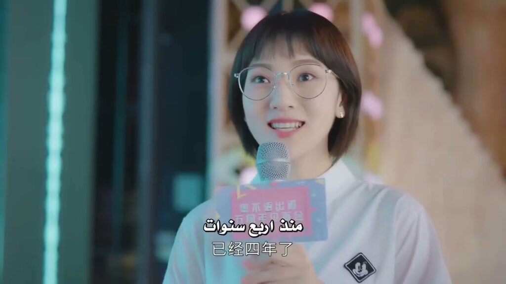 عند إلتقائها بممثلها المفضل  تتعثر وتقع  ( صوتك الجميل )