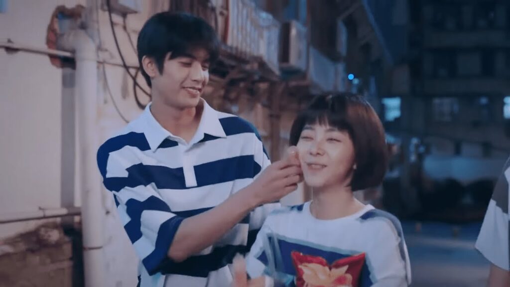 يرتديان ملابس متشابهة ويتسوقان كما لو لم يكن هناك أحد في الجوار | مشهد من مسلسل انطلق