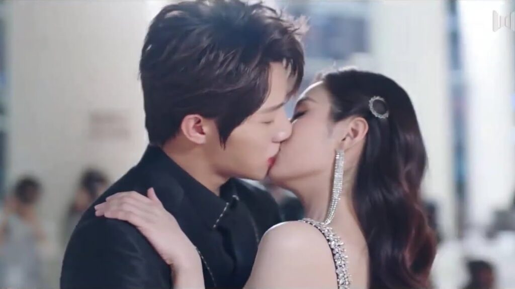 في لحظة فوزها بالجائزة , تذهب الى حبيبها الغير مشهور و تقبـله   ( الجمال القبيح  )