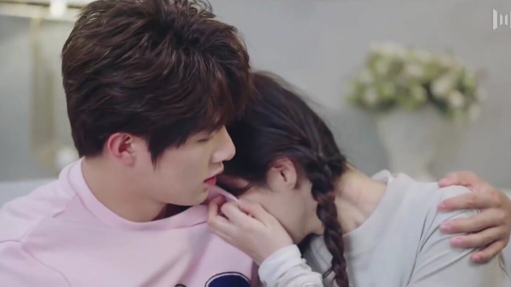 تمسح دموعها بقميصه بدلا من المناديل  ( الجمال القبيح