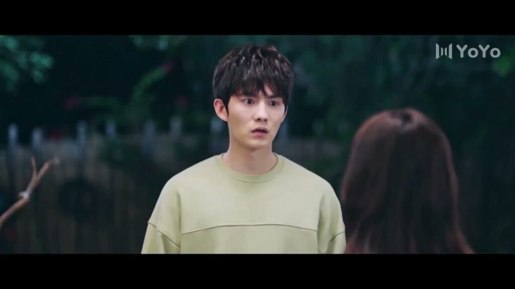 تنادي حبيبـها لكي يطرد الصرصور من غرفتها  ( الجمال القبيح )