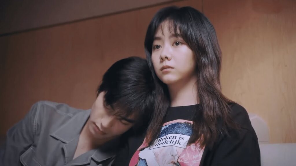 "أشعر بالراحة بوجودك هنا!" تهدئ حبيبها للنوم💖مقطع رومانسي من المسلسل "انطلق