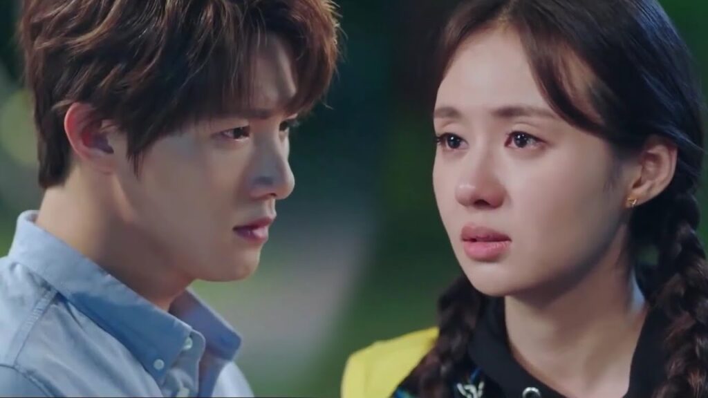 تكتشف بأنه لم يكن يحبها بل كان جاسوس ويجمع معلومات عنها ( الجمال القبيح  )