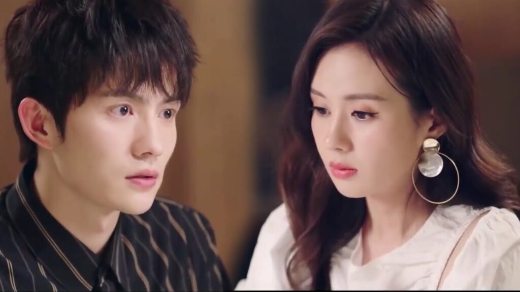 ينتقد الناس لانهم من طبقـة منخفضة و لا يعلم بأنها واحدة منهم لكنه تتظاهر بالغنى ( الجمال القبيح  )