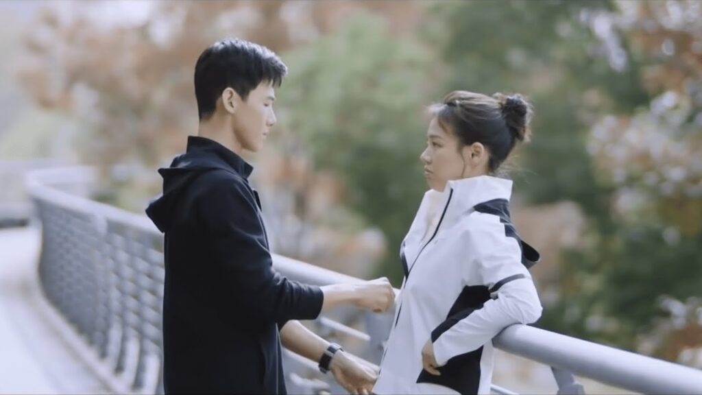 "أنت جميلة جدًا!" يلبس حبيبته الجميلة بيديه | مشهد من مسلسل أنت بطلي