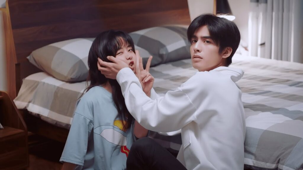 كشف حبيبها أنها تقرأ سرًا رسوم هزلية سيئة فشعر بالخجل أمامه | مشهد من مسلسل انطلق