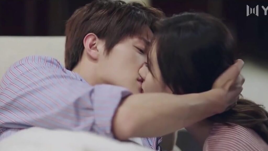 يثـمل و يأتي الى منزل رئيستـه و يقبـلها ( الجمال القبيح ) يثـمل و يأتي الى منزل رئيستـه و يقبـلها ( الجمال القبيح )