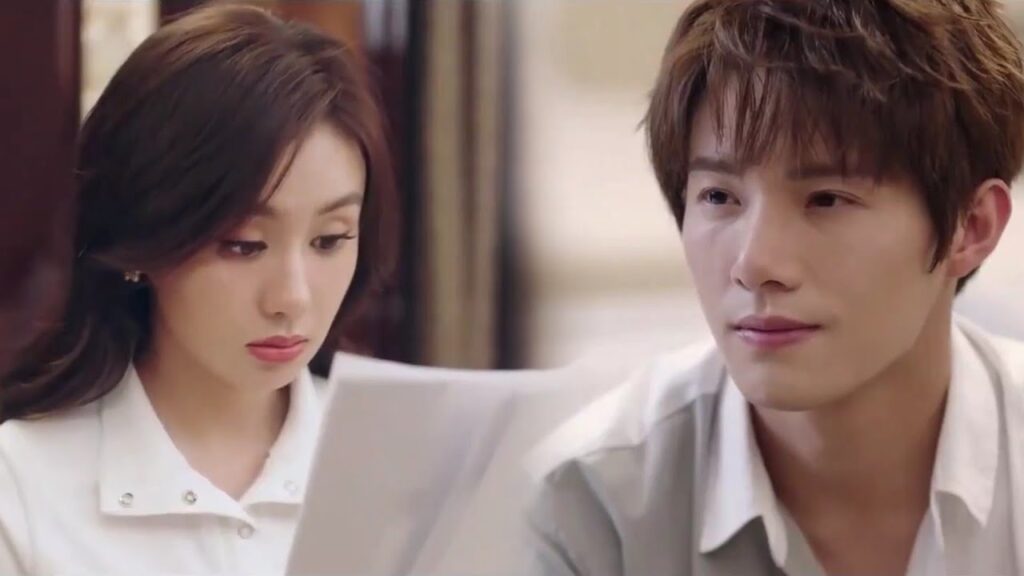 تقفز و تضحك و ترقص لان لديها مشهد قبـلة مع الممثل الذي تحبـه ( الجمال القبيح ) تقفز و تضحك و ترقص لان لديها مشهد قبـلة مع الممثل الذي تحبـه ( الجمال القبيح )