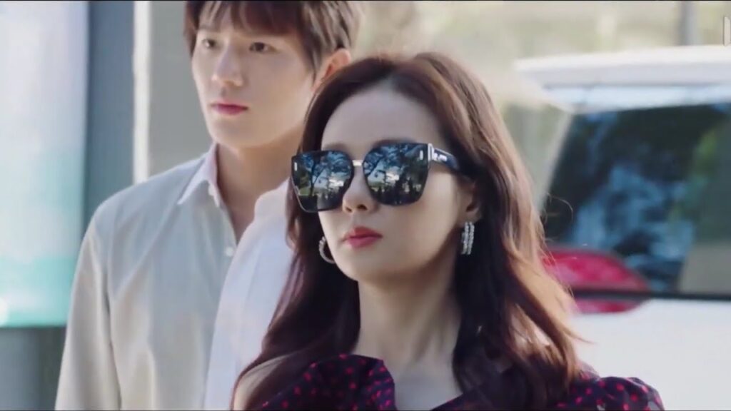 ترد على المعجبين الذي يكرهون رؤيتها وهي ناجحة  ( الجمال القبيح )