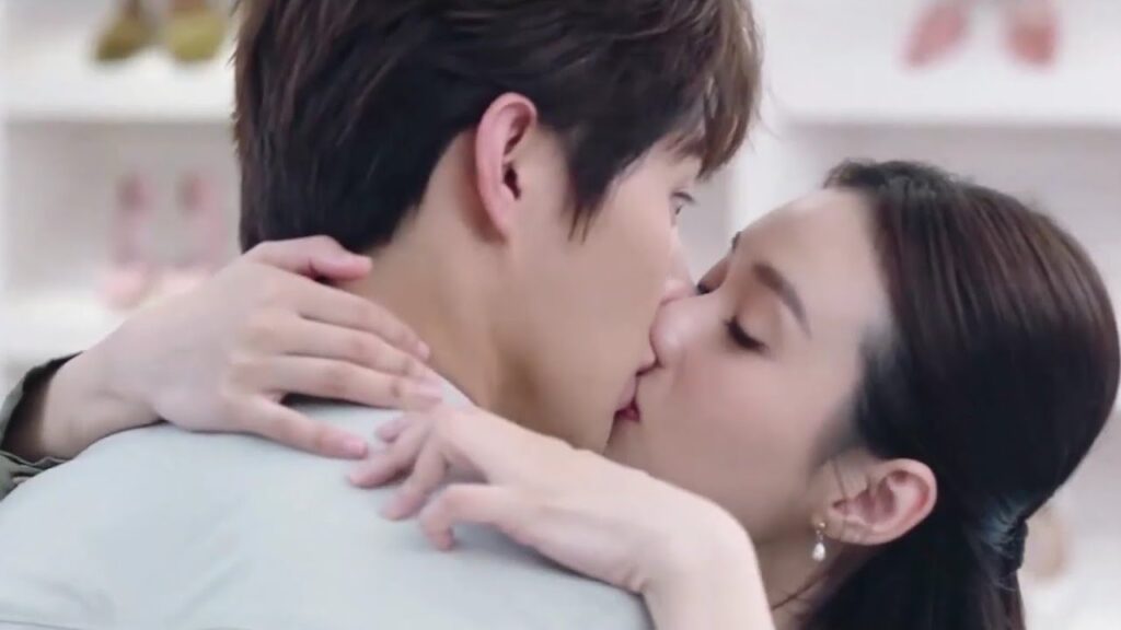 تتدرب على مشهد القبـلة مع مساعدها ( الجمال القبيح ) تتدرب على مشهد القبـلة مع مساعدها ( الجمال القبيح )