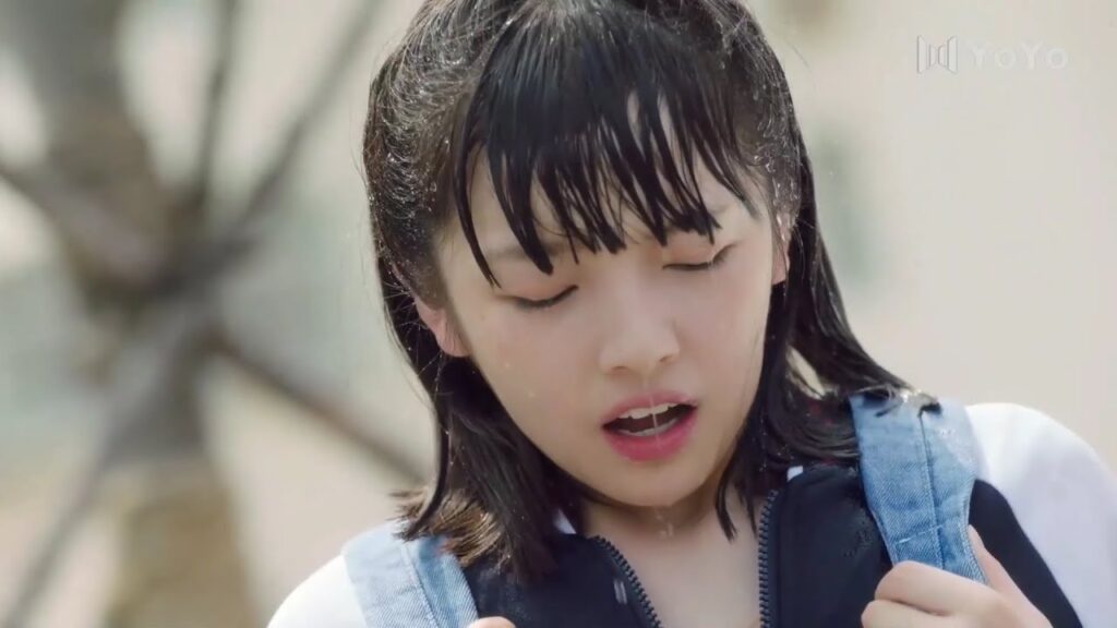 يحمـي نفسـه ويجعلها تبتل بالماء  ( الشاب الذي تذكرته ذات مرة )