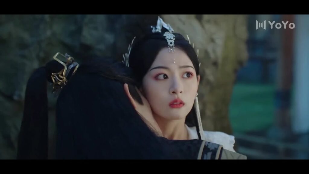 لكي لا يراها احد , يقبلها من عنقها  ( احبك انت فقط )