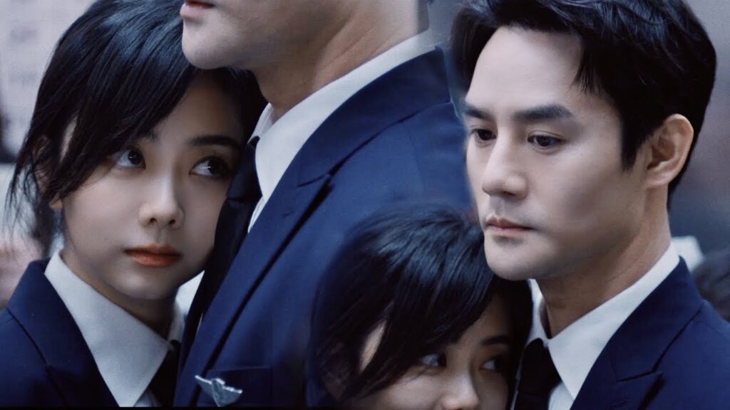 أمسك بيدها الصغيرة بإحكام فسقطت مباشرة في أعناقه | مشهد من المسلسل “رحلتي إليك” أمسك بيدها الصغيرة بإحكام فسقطت مباشرة في أعناقه | مشهد من المسلسل "رحلتي إليك"