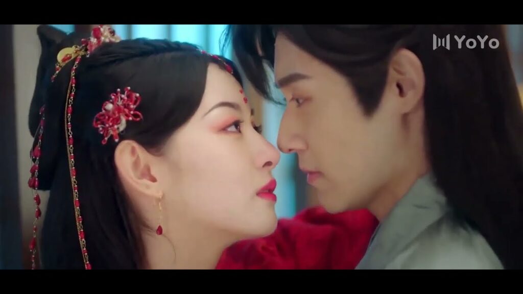 تلمسه برفق و تهمس في اذنه لكي تثيره  ( احبك انت فقط )