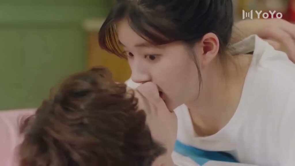 يسحب يدها ويجعلها تنام فوقـه و يقبـلها  ( ارجوك اطمئن يا سيد لينغ )