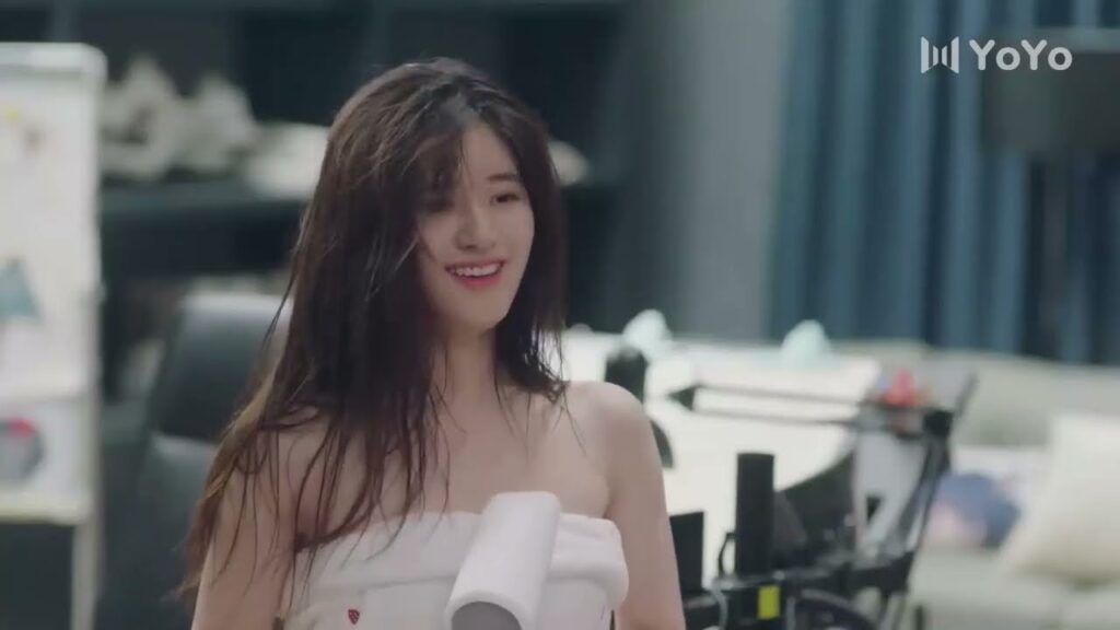 يراها ترقص بروب الحمام وهي لا تعرف بأنه يقف خلفها  ( ارجوك اطمئن يا سيد لينغ )