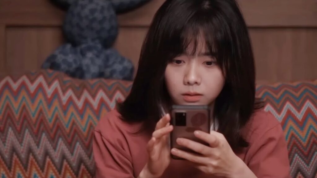 محزن! تتعرض للهجوم فيقلق عليها مدربها وسرعان ما يتصل بها لتهدئتها | مشهد من "رحلتي إليك"