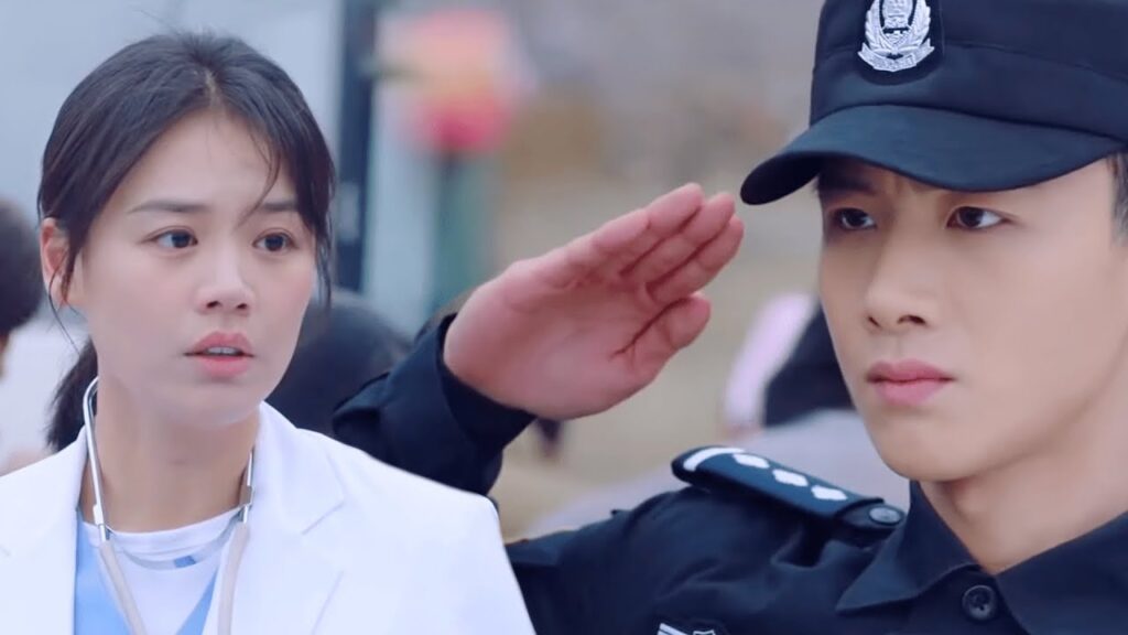 نظرة سريعة على لحظات الحنان الصامت بين الوسيم والطبيبة في منطقة الكارثة | مشهد من مسلسل أنت بطلي