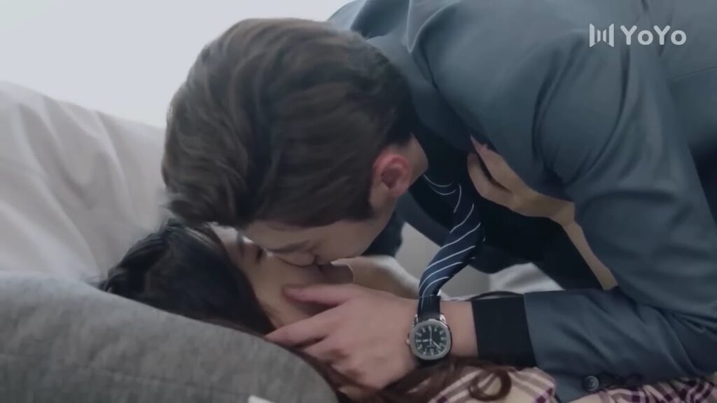 يغلق الرئيس باب مكتبه لكي يفعل ما يريد معها  ( ارجوك اطمئن يا سيد لينغ  )